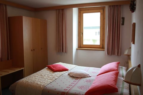 Frette Italian sheets, premium bedding, desk, free cribs/infant beds