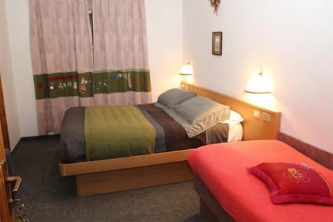 Frette Italian sheets, premium bedding, desk, free cribs/infant beds