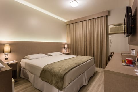 Standard Double Room | Minibar, in-room safe, desk, laptop workspace