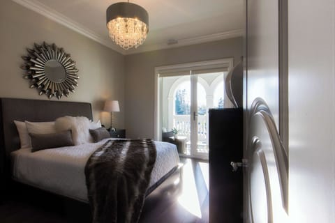 Suite, 1 King Bed, Balcony, Oceanfront (Living Room;Penthouse) | Premium bedding, pillowtop beds, in-room safe, individually decorated