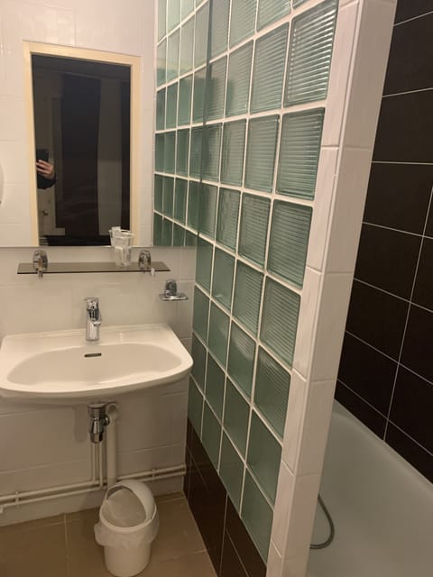 Bathtub, free toiletries, towels, soap