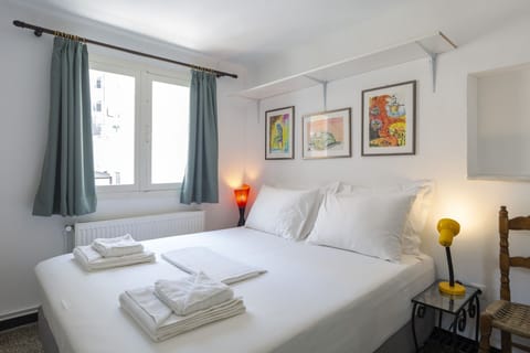 Queen size double bed that can be set up as 2 singles.