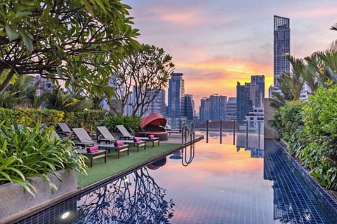 Outdoor pool, free cabanas, sun loungers