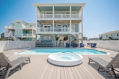 Exterior / Pool