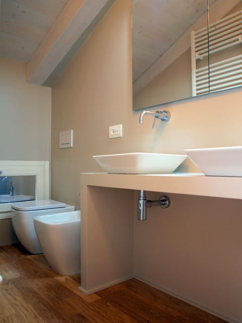 City Double Room | Bathroom | Shower, free toiletries, hair dryer, bidet