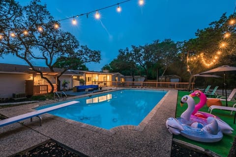 Beautiful oasis w/ complete privacy, sitting area, pool games & BBQ area for the best vacation in San Antonio!