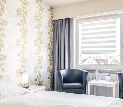 Comfort Double Room | Living area | 32-inch flat-screen TV with cable channels, TV, pay movies