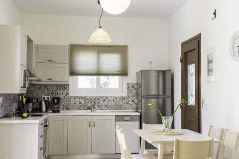 Deluxe Apartment (Mirto) | Private kitchen | Fridge, oven, stovetop, coffee/tea maker