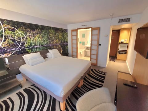 Standard Room, 1 Double Bed | In-room safe, desk, laptop workspace, blackout drapes