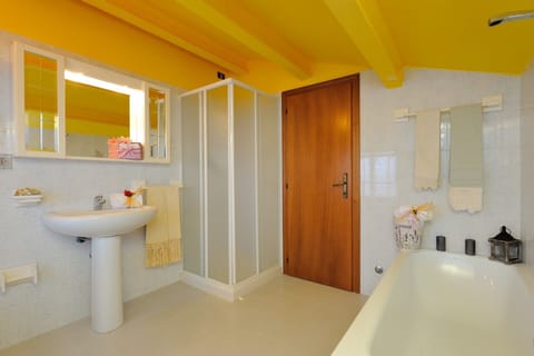 Apartment, 3 Bedrooms, Terrace | Bathroom | Shower, free toiletries, hair dryer, bidet