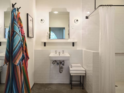 Superior Studio, 1 Queen Bed, Courtyard View (Courtyard Queen Studio) | Bathroom | Free toiletries, hair dryer, bathrobes, towels