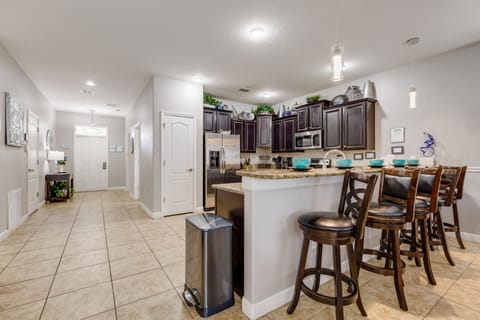 Kitchen
Bar area with 4 stools