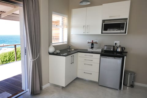 Twin Room | Private kitchen | Fridge, microwave, stovetop, electric kettle