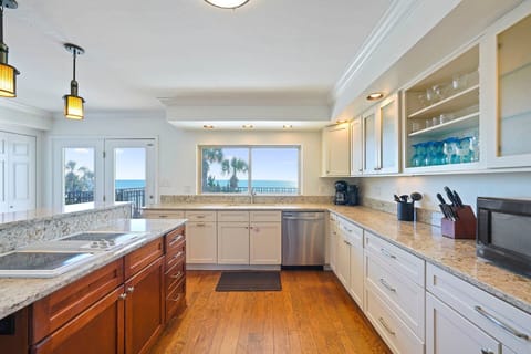 Beach Funatics - Miramar Beach - Kitchen