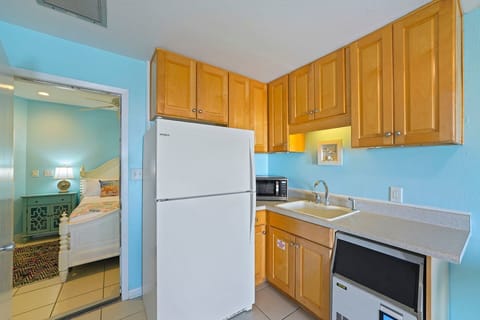 Beach Funatics - Miramar Beach - Kitchen