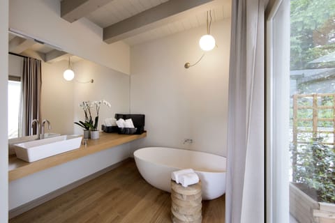 Junior Suite | Bathroom | Rainfall showerhead, hair dryer, bidet, towels