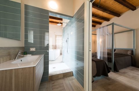 Romantic Suite, Hot Tub | Bathroom | Shower, rainfall showerhead, eco-friendly toiletries, bidet