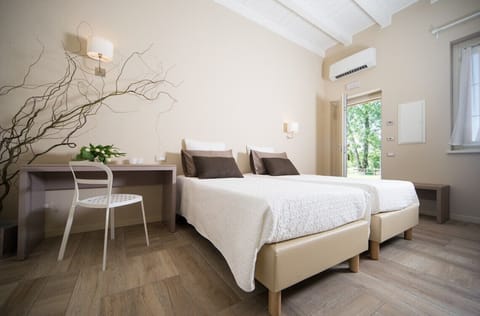 Deluxe Twin Room | Minibar, in-room safe, desk, blackout drapes