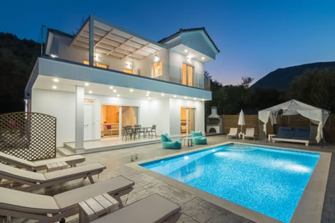 Seasonal outdoor pool, pool umbrellas, sun loungers