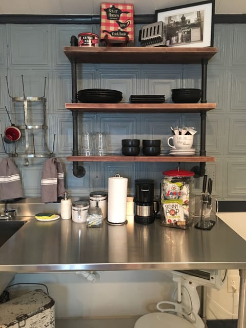 COMPLIMENTARY COFFEE, TEA,
BOTTLED WATER AND SNACKS!