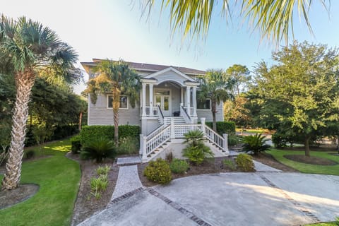 2 Man O War - Exterior