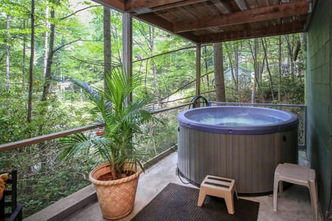 The hot tub at Stoney Brook Cottage