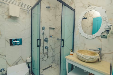 Superior Triple Room | Bathroom | Shower, rainfall showerhead, free toiletries, hair dryer