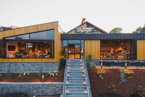 2 restaurants, breakfast, lunch, dinner served; barbecue