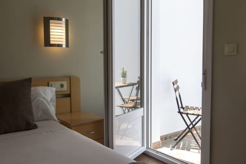 In-room safe, desk, laptop workspace, soundproofing