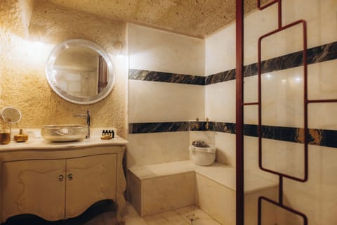 Suite | Bathroom | Shower, rainfall showerhead, designer toiletries, hair dryer