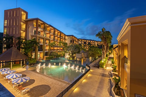 3 outdoor pools, pool umbrellas, sun loungers