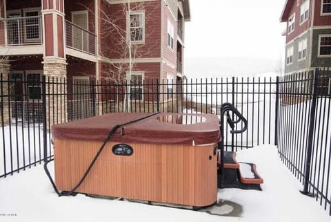 Warm up in hottub within a min couple min of condo, free access for all guests!