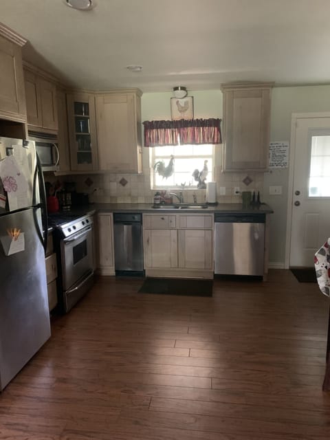 We have everything you need in this spacious kitchen.