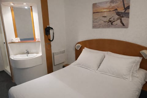 Standard Double Room | Desk, blackout drapes, free WiFi, bed sheets