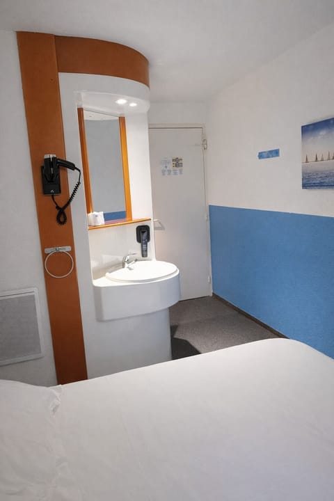 Desk, blackout drapes, free WiFi, bed sheets