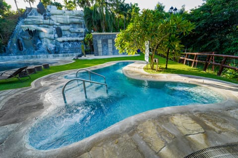 6 outdoor pools
