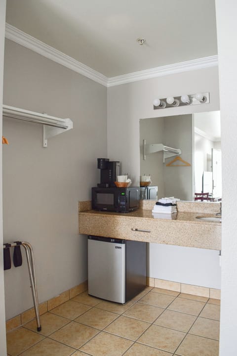 Traditional Room, 1 King Bed | Private kitchenette | Fridge, microwave