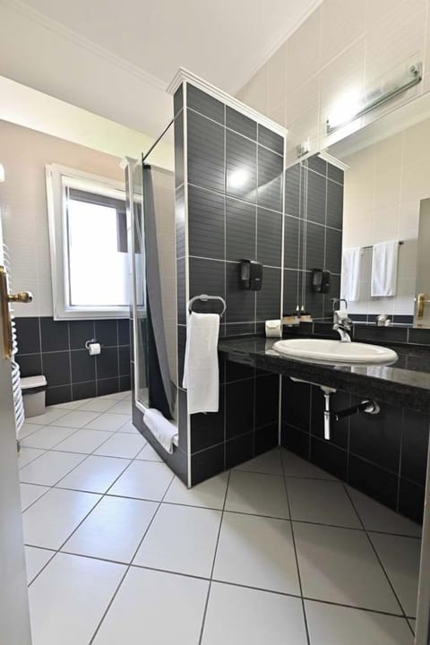 Junior Double Room | Minibar, in-room safe, desk, laptop workspace