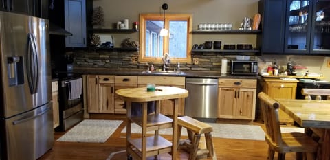 Kitchen, Well Stocked for Experienced Cooking. Dishwasher. Reverse Osmosis H2O