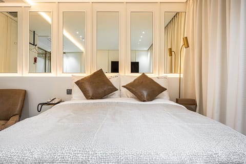 Deluxe Room B | Desk, blackout drapes, free WiFi