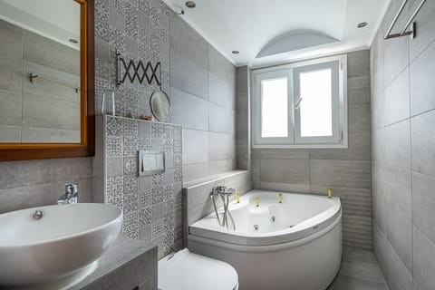 Superior Double Room, Hot Tub, Sea View | Bathroom | Hair dryer, towels