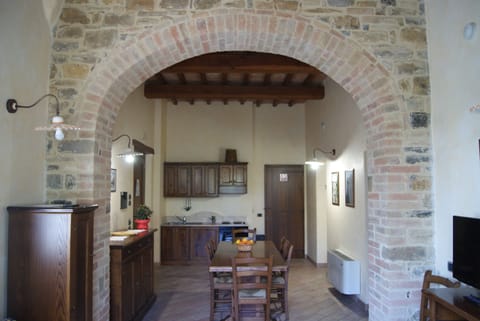 Deluxe Apartment | Private kitchen | Full-size fridge, microwave, oven, stovetop