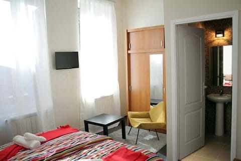 Family Room, Private Bathroom | Blackout drapes, free WiFi, bed sheets