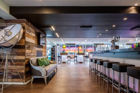 2 bars/lounges, pub