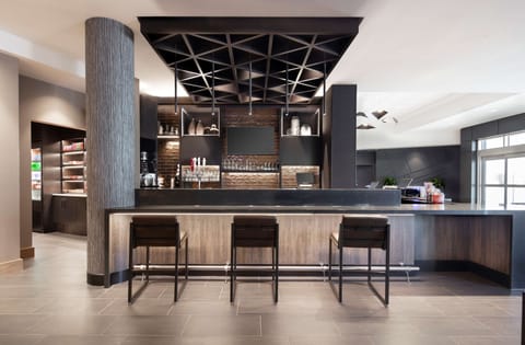 2 bars/lounges