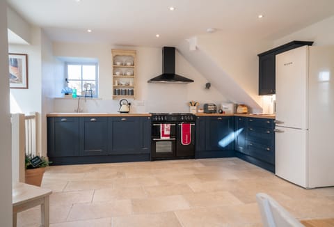 Split level ground floor: Spacious and fully equipped kitchen