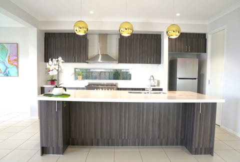 House, 6 Bedrooms | Private kitchen | Full-size fridge, microwave, oven, stovetop