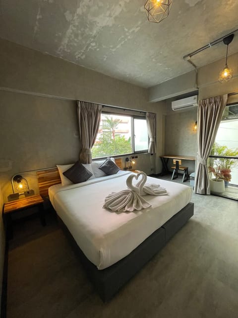 Superior Room, 1 King Bed | Free WiFi, bed sheets