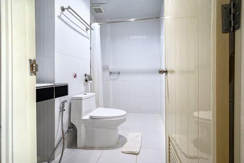 Deluxe Twin Room | Bathroom | Shower, free toiletries, hair dryer, soap