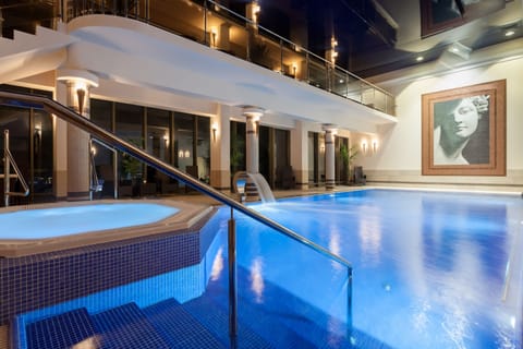 Indoor pool, sun loungers